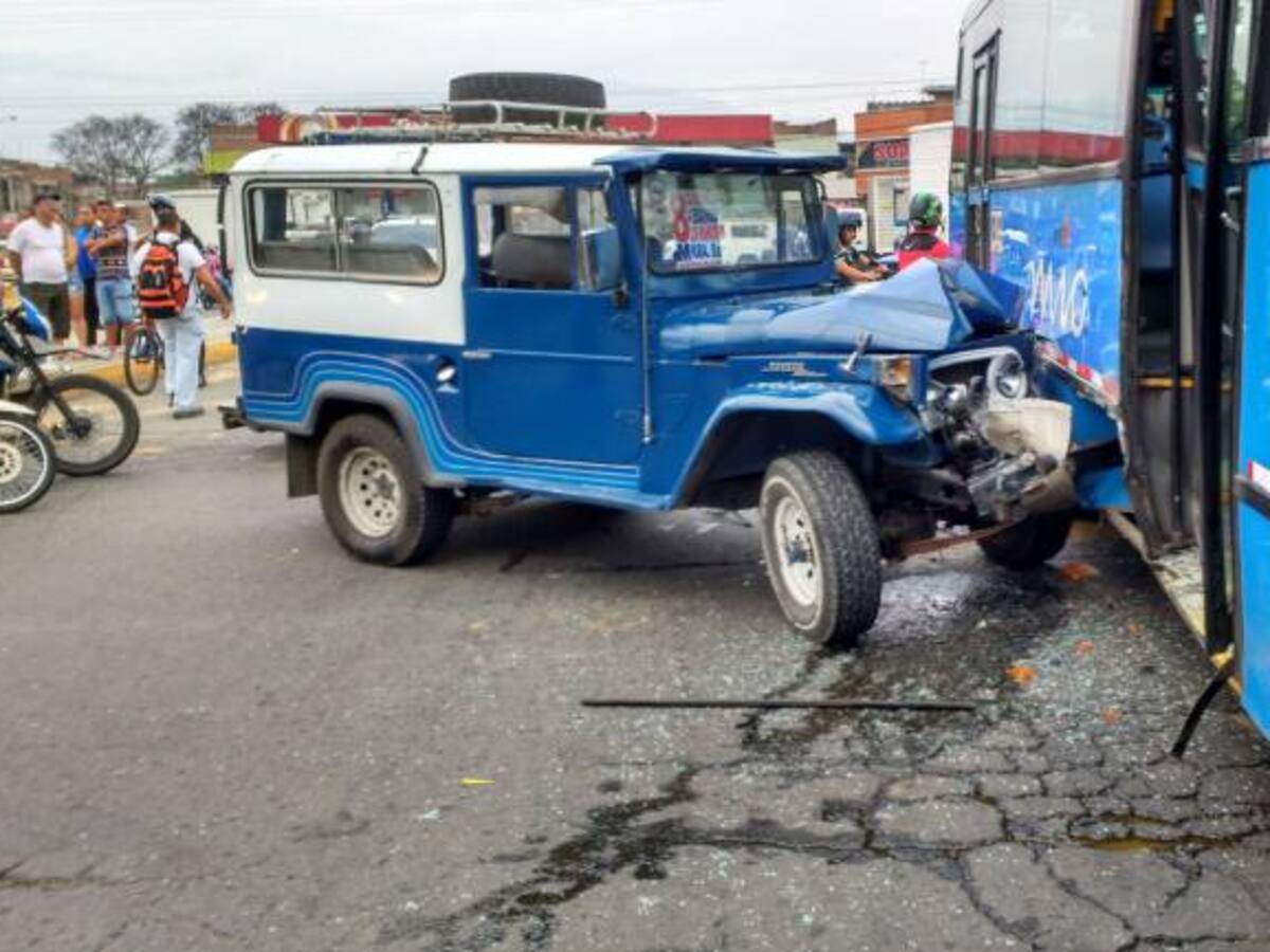 8 heridos deja choque de campero pirata contra bus del Mio