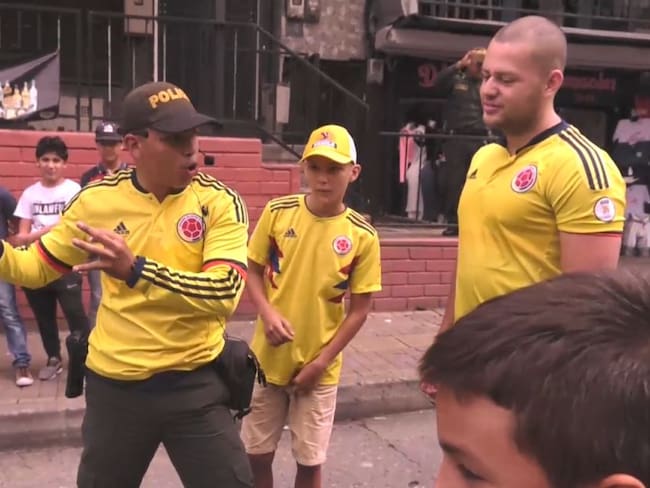 En Medellín los policías se pusieron la camisa de la selección Colombia