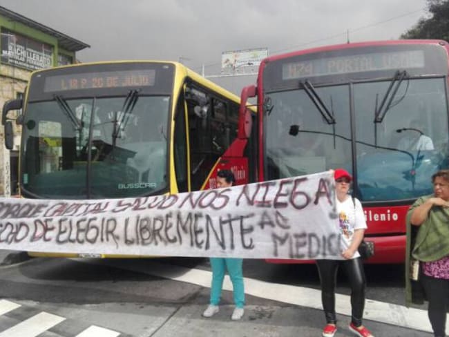 Reportan bloqueos en Transmilenio por protestas de usuarios de Capital Salud