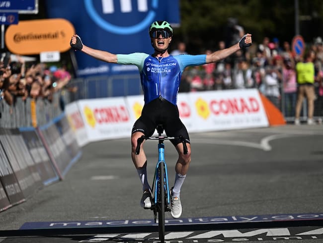 CHAMPOLUC (Italy), 30/05/2025.- French rider Nicolas Prodhomme of Decathlon AG2R La Mondiale Team celebrates winning the 19th stage of the Giro d'Italia cycling race over 166 km from Biella to Champoluc, Italy, 30 May 2025. (Ciclismo, Decatlón, Italia) EFE/EPA/LUCA ZENNARO