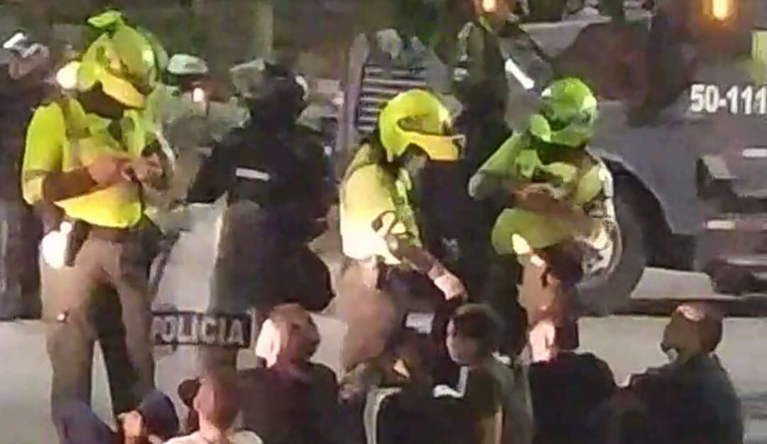 Policía interviniendo en el lugar de los enfrentamientos.