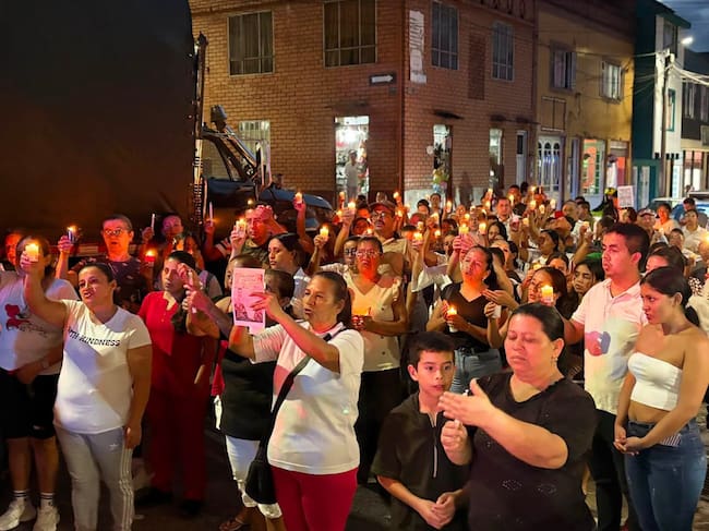 La comunidad del municipio de Pauna realizó una caminata y velatón pidiendo la liberación del mayor Fredy Alexis Rossi González / Foto: Alcaldía de Pauna.