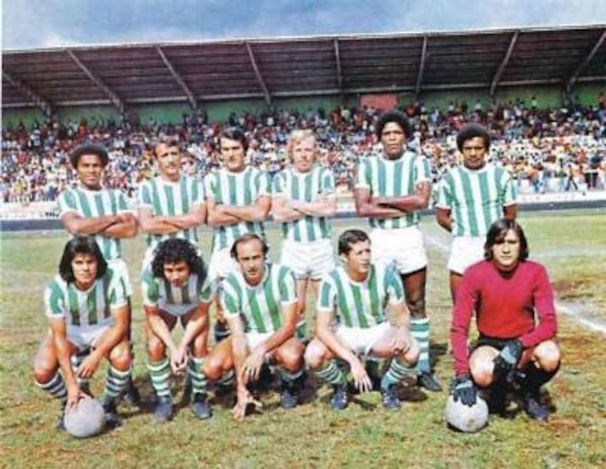NACIONAL 1976DE PIE IZQ –DER: Jorge Ortiz, Eduardo Julian Retat, Jorge Olmedo, Gerardo Moncada, Francisco Maturana, “Chumi” Castañeda.ABAJO IZQ-DER: “Comanche” Salgado, Ramón César Bóveda, Hugo Horacio Lóndero, Jorge Peláez, Raúl Ramón Navarro