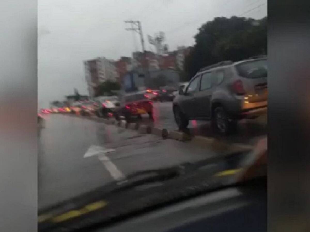 Lluvias dejan vías inundadas y congestión vehicular