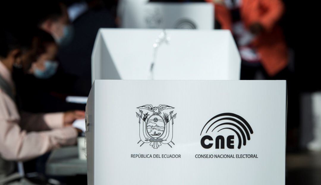 Vista de una de las cabinas de votación para la segunda vuelta de las Elecciones 2021 este domingo.