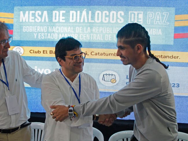 TIBÚ (COLOMBIA), 16/10/2023. Camilo González, coordinador delegado del Gobierno; Danilo Rueda, alto comisionado para la Paz; y Andrey Avendaño, vocero de la delegación del EMC de FARC. EFE/ Mario Caicedo