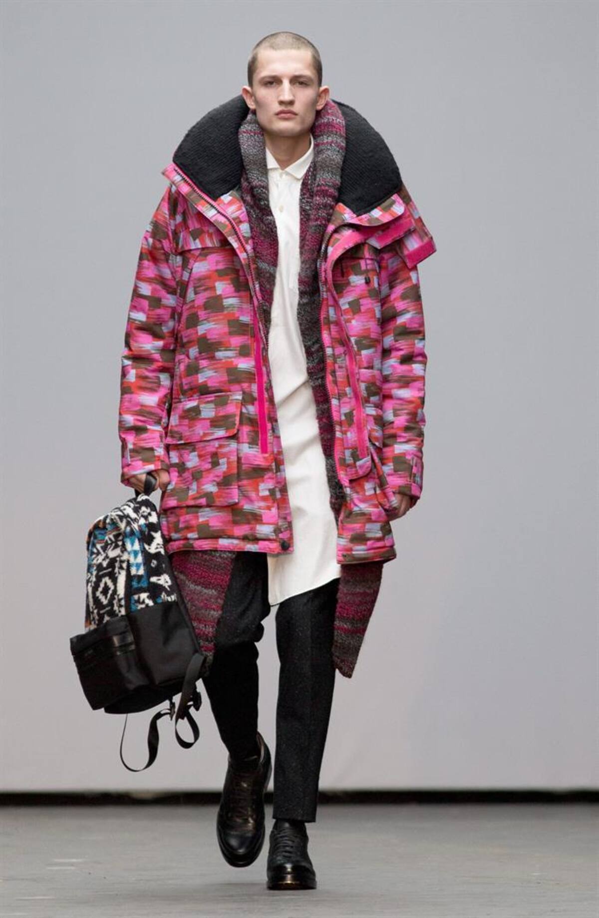 Una serie de modelos presentan la colección de otoño, invierno 2015 en la semana de la moda masculina en Londres, Inglaterra, que se realizará hasta el próximo 12 de enero.