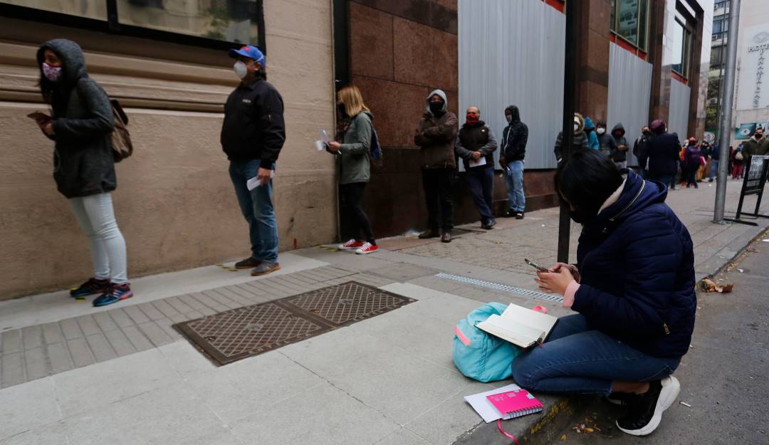 Fila de desempleados durante la pandemia en Chile.      Foto: Getty 