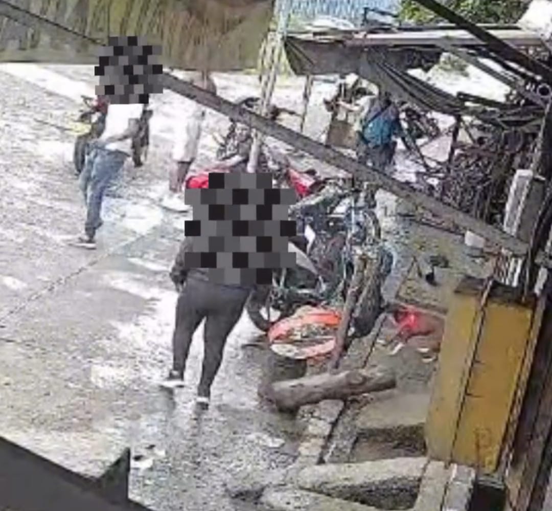 Hombre de camiseta blanca agresor del perro en Montenegro. Foto: Captura video cortesía Alcaldía de Montenegro