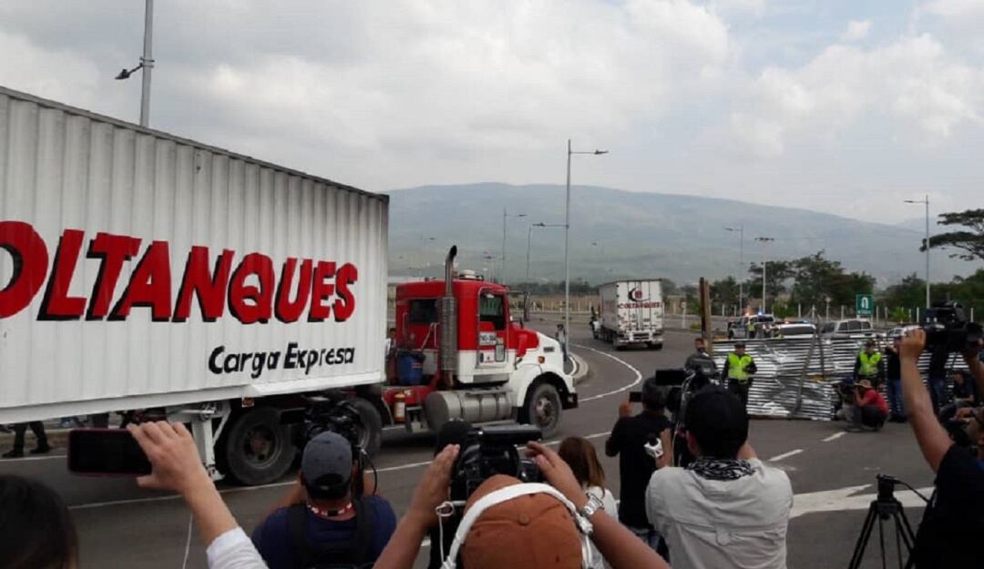 Carga ingresando al puente Tienditas