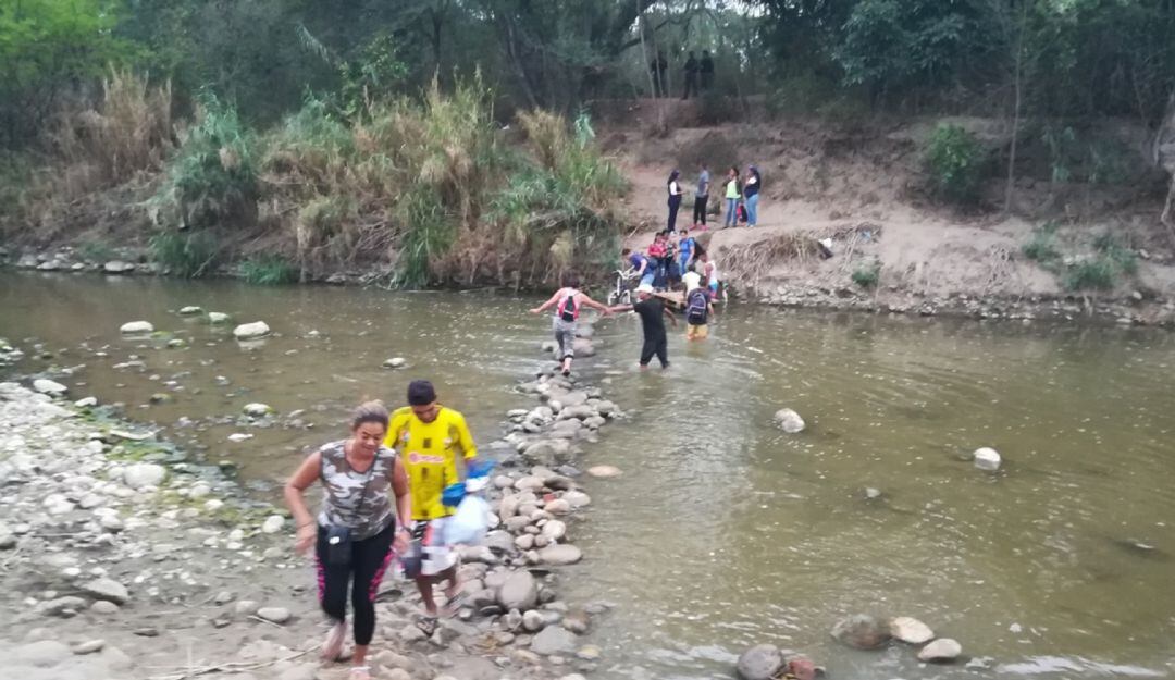 Paso de ciudadanos por las trochas