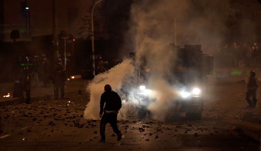 Heridos, daños y bloqueos en nueva noche de disturbios