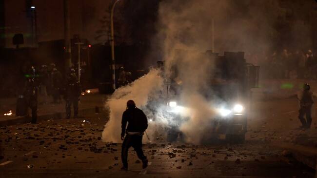 Heridos, daños y bloqueos en nueva noche de disturbios