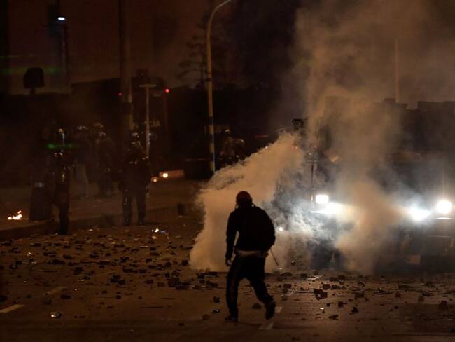 Heridos, daños y bloqueos en nueva noche de disturbios
