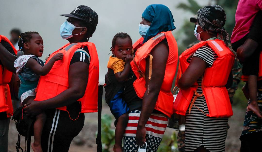 Paso de migrantes entre Colombia y Panamá por la Selva del Darién.           Foto: Getty 