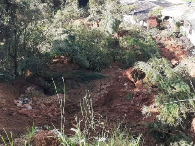 Evacúan diez casas por un deslizamiento de tierra en Envigado