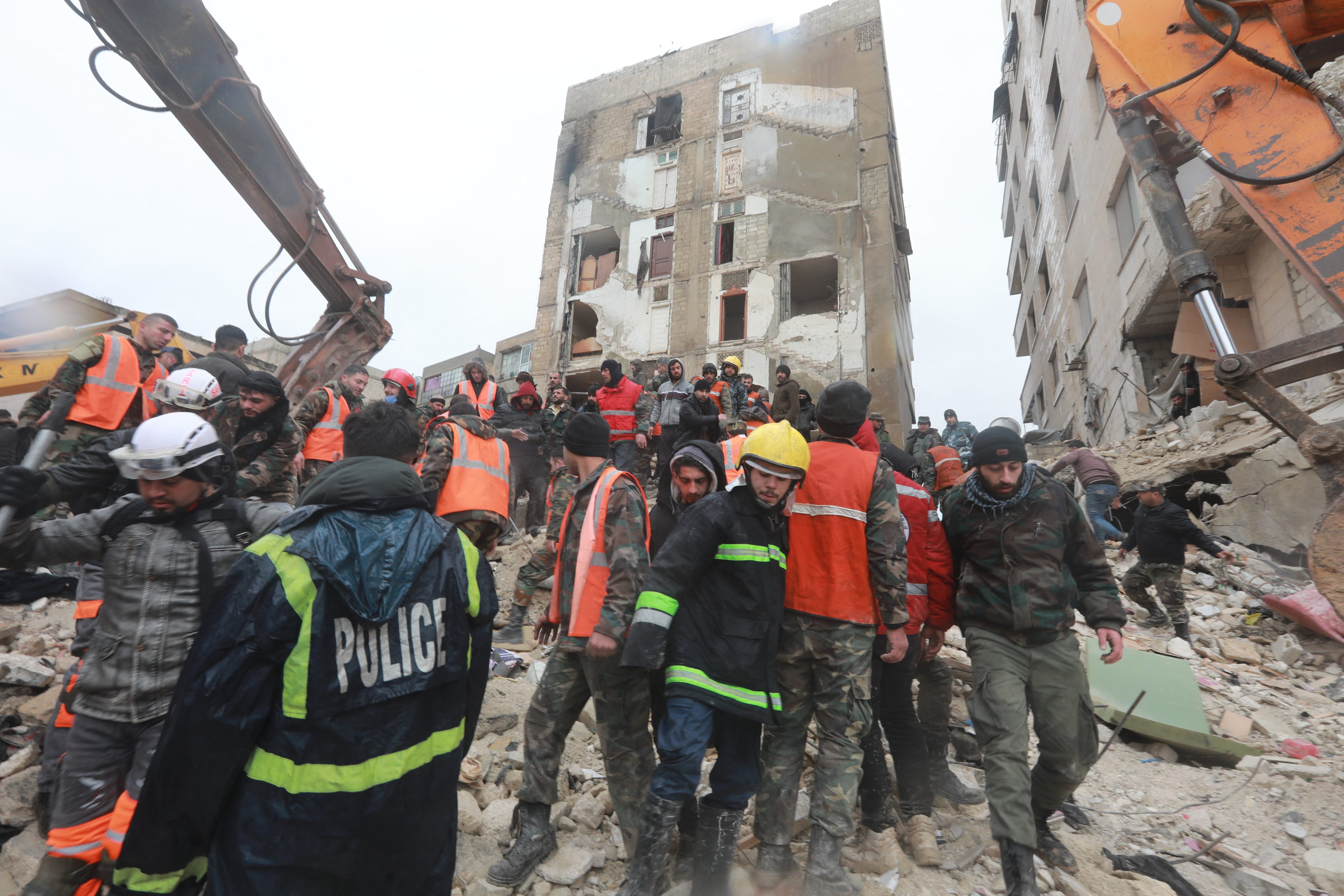 Miembros de la defensa civil siria y la policía buscan sobrevivientes bajo los escombros después de un terremoto en la ciudad de Hama, en el centro de Siria, controlada por el gobierno, el 6 de febrero de 2023. Foto de LOUAI BESHARA/AFP vía Getty Images.