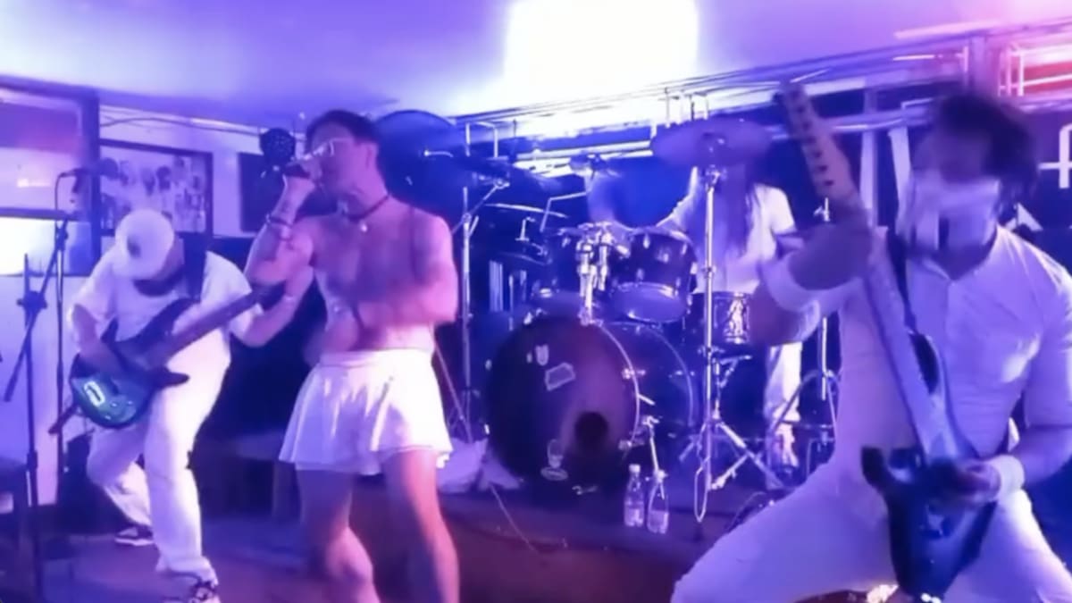 En Manizales, un artista fue atacado en un concierto por vestir una falda