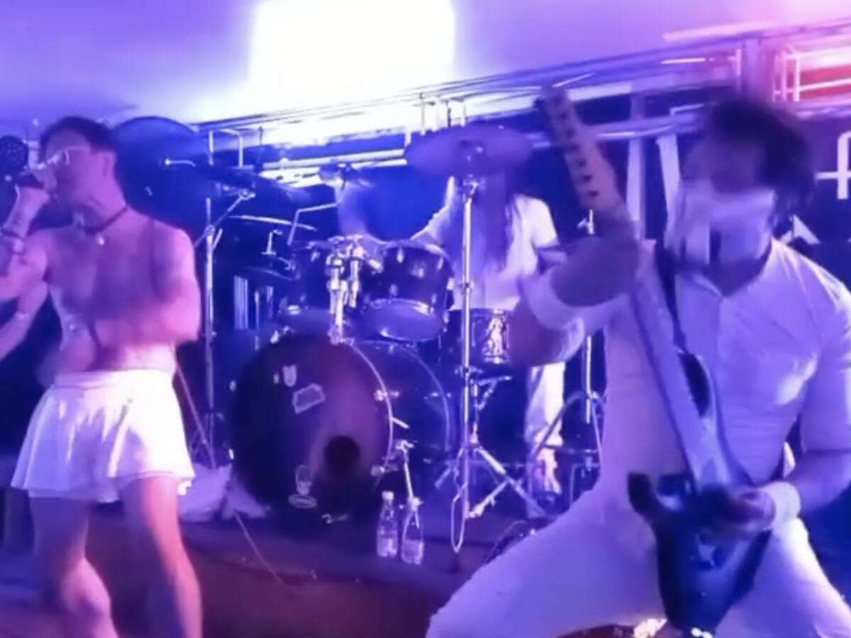 En Manizales, un artista fue atacado en un concierto por vestir una falda