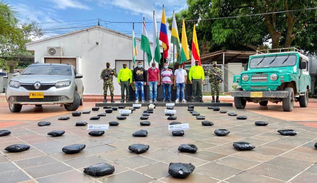Durante la operación fueron capturados cuatro hombres, decomisados dos vehículos e incautados 74 kilos de pasta base de coca.