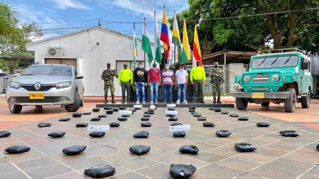 Durante la operación fueron capturados cuatro hombres, decomisados dos vehículos e incautados 74 kilos de pasta base de coca.