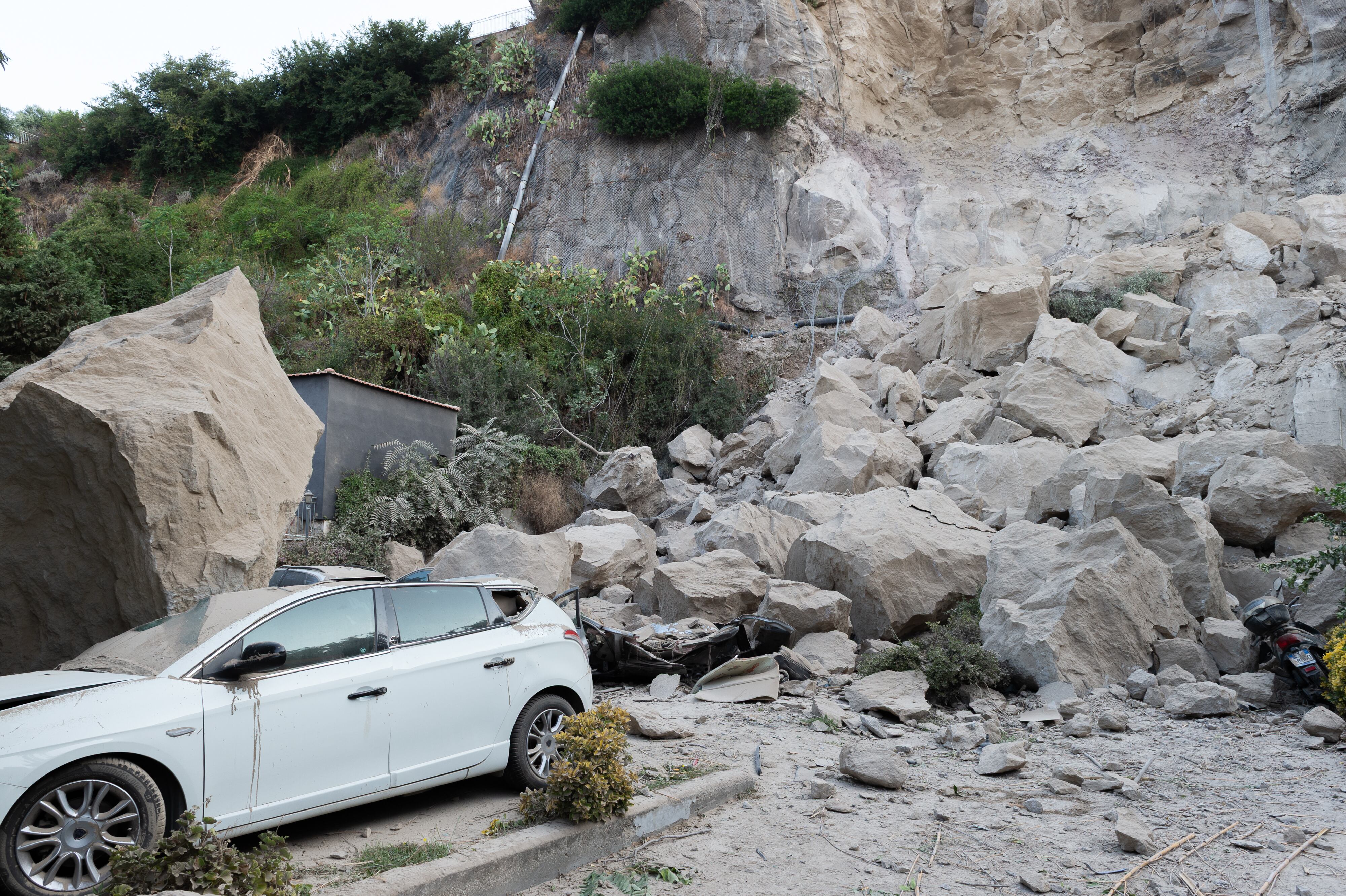 Daños registrados en Nápoles (Italia) tras el terremoto de magnitud 4,7. 
(Foto:  Eliano Imperato/Anadolu via Getty Images)