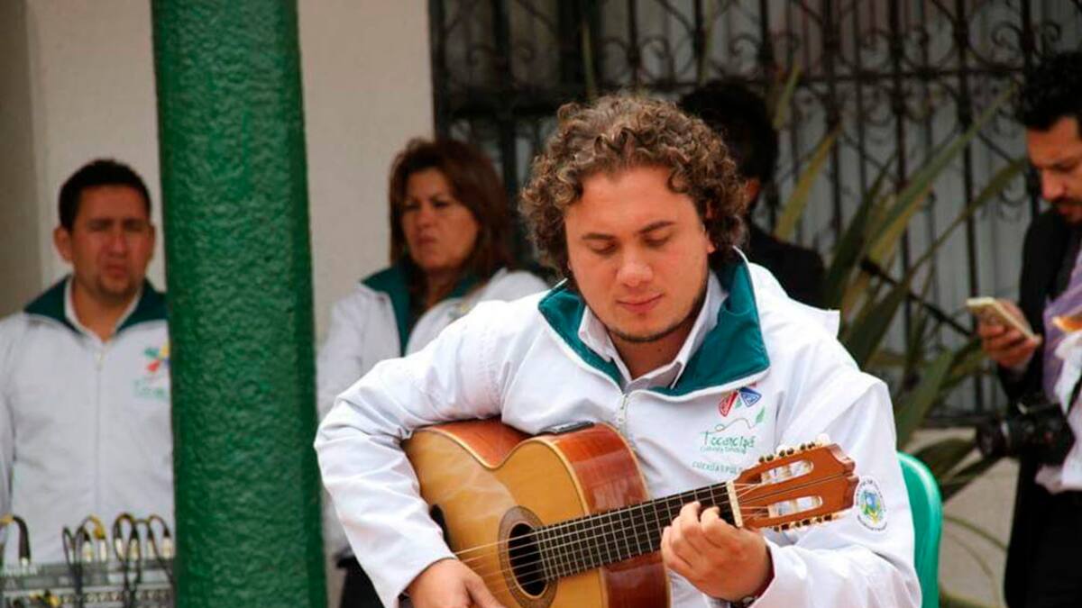 El maestro de música criolla Camilo Cifuentes deja marca en los más jóvenes