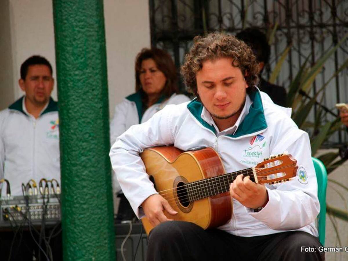 El maestro de música criolla Camilo Cifuentes deja marca en los más jóvenes