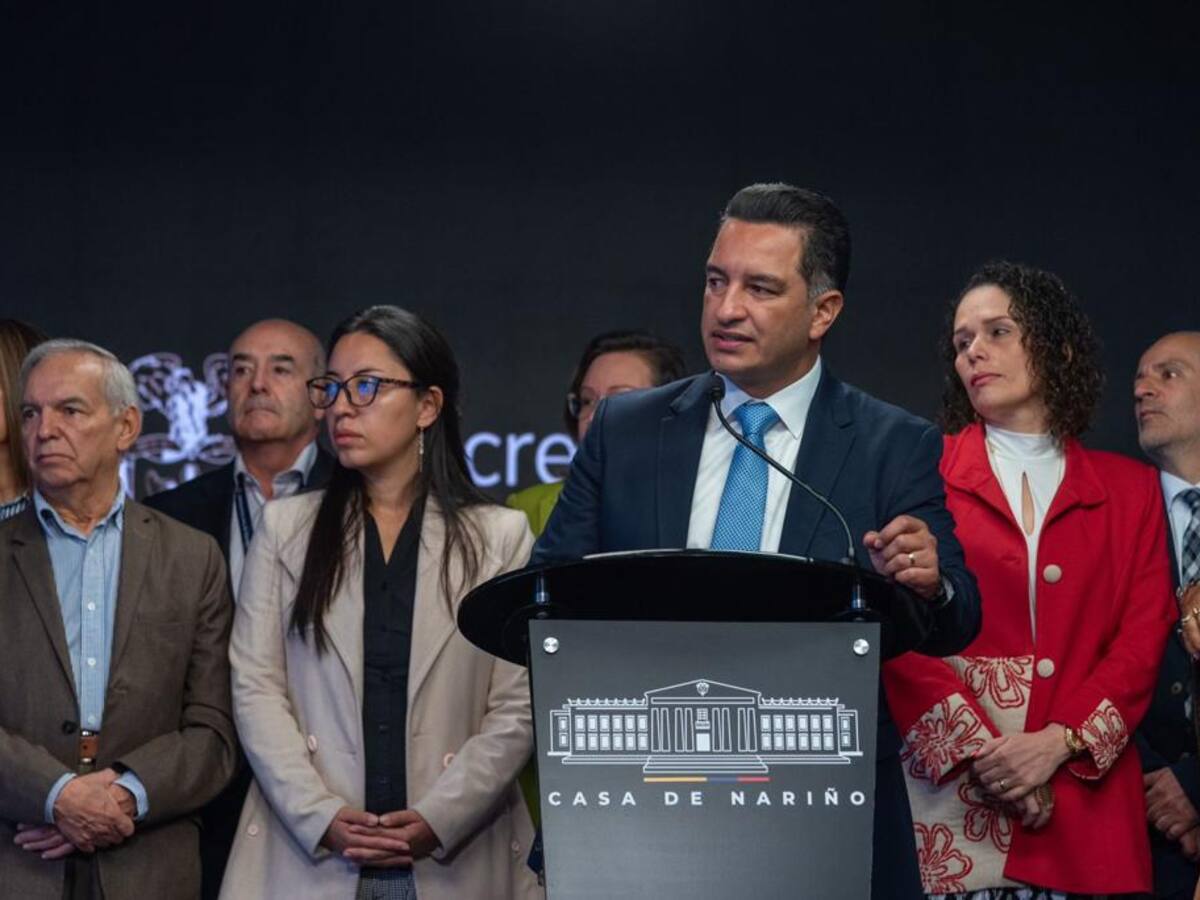 “No puede ser que desacaten a Petro”: sec. de Transparencia por licitación de pasaportes