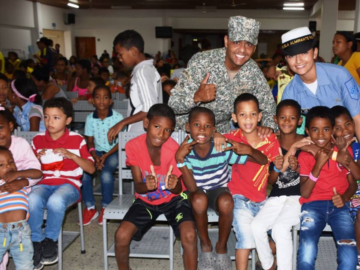 Escuela Naval le adelantó la navidad a niños y adultos mayores de Cartagena