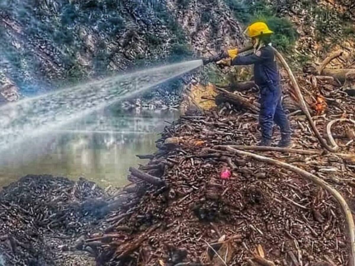 Cuatro días lleva incendio en la vía Zapatoca