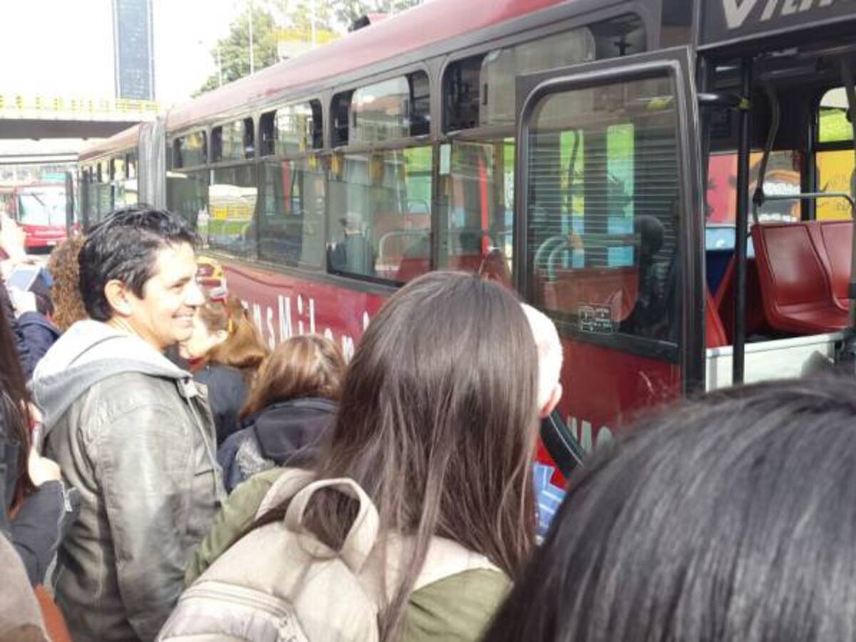Usuarios evacuan bus de transmilenio