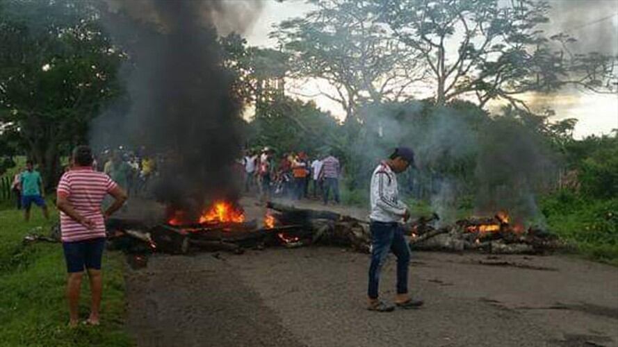 Líderes sociales y habitantes de comunidades del bajo Sinú Cordobés manifiestan que desde hace cinco años esta vía de carácter nacional no recibe intervención del Estado. Foto: Comunidad bajo Sinú Cordobés