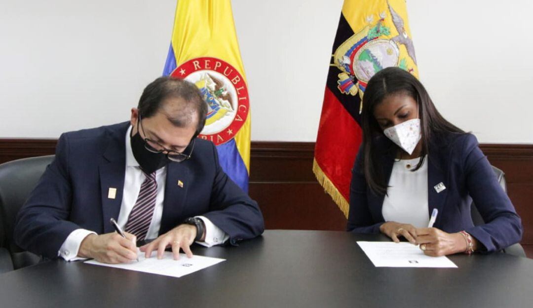 Entrega de pruebas del caso 'Uriel'.  IZQ Fiscal Francisco Barbosa, Fiscal General de Colombia, DER Diana Salazar Méndez, Fiscal General de Ecuador
