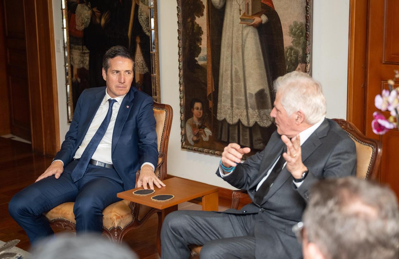 Senador estadounidense Bernie Moreno visitó al padre del fallecido congresista Miguel Uribe Turbay, Miguel Uribe Londoño. Foto: Cortesía