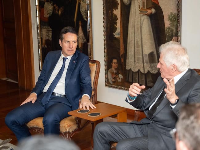 Senador estadounidense Bernie Moreno visitó al padre del fallecido congresista Miguel Uribe Turbay, Miguel Uribe Londoño. Foto: Cortesía