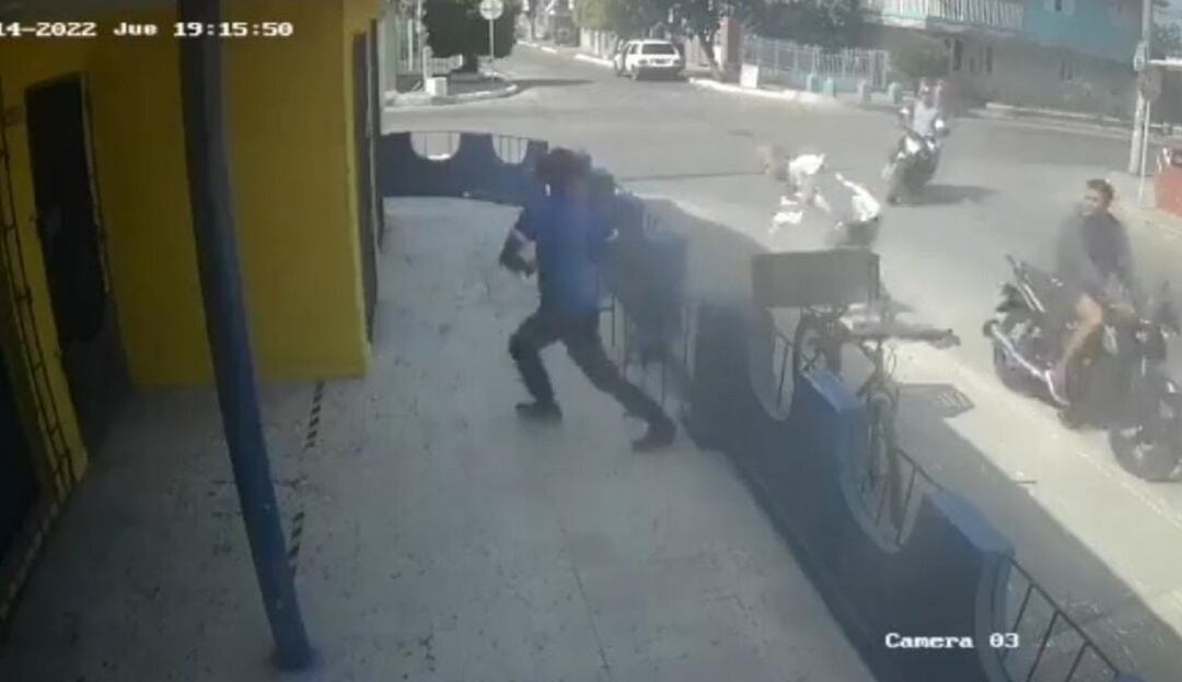Momento en que el ladrón se cae y el domiciliario huye del lugar.