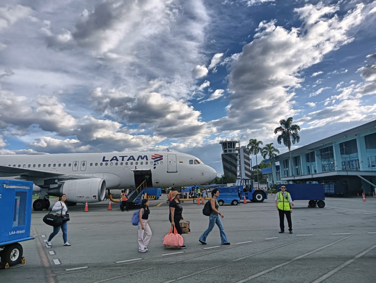 Hermoso paisaje desde la pista del aeropuerto internacional El Edén de Armenia. Foto: Adrián Trejos