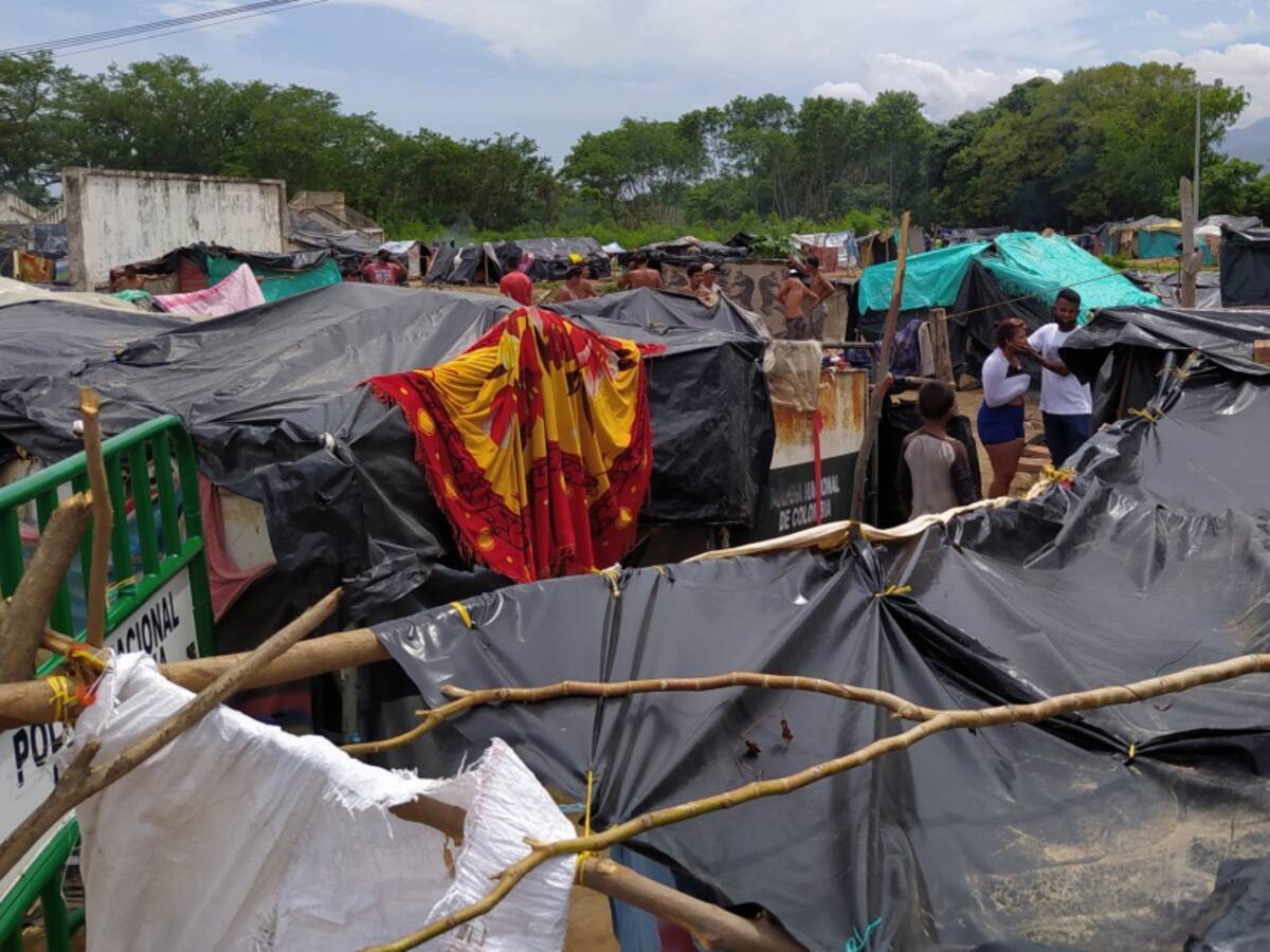 Autopista internacional registra cambuches de migrantes