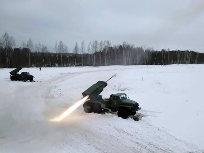 Un lanzacohetes dispara misiles durante tácticas y ejercicios especiales del ejercito Ruso (Photo by Russian Defence Ministry / Handout/Anadolu Agency via Getty Images)
