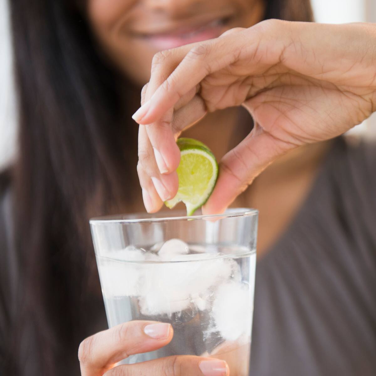 ¿Tomar agua con limón es malo? Grupo de personas que no deberían consumirla y por qué