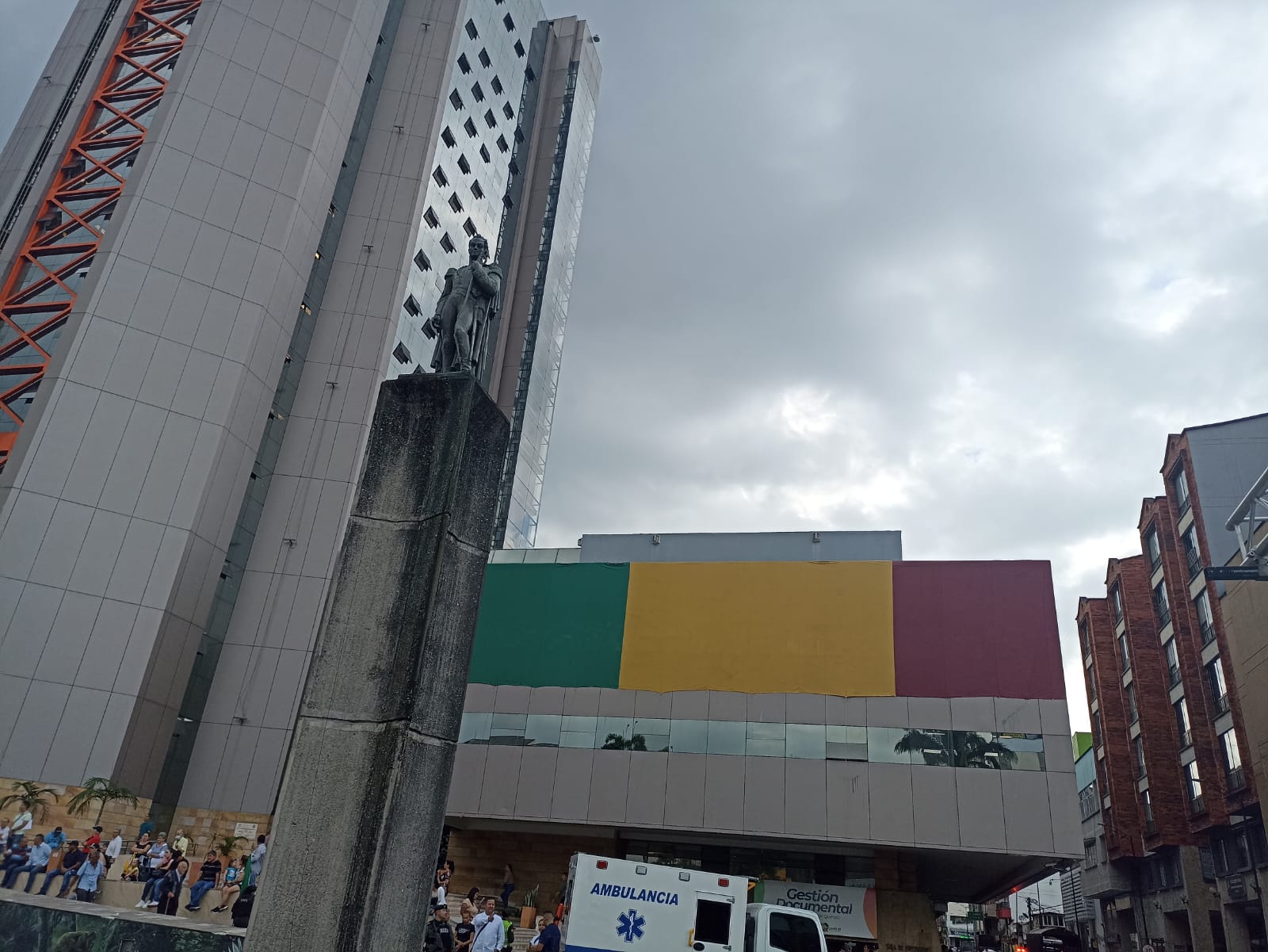 Amanecer con cielo nublado en Armenia, al fondo edificio de la gobernación del Quindío