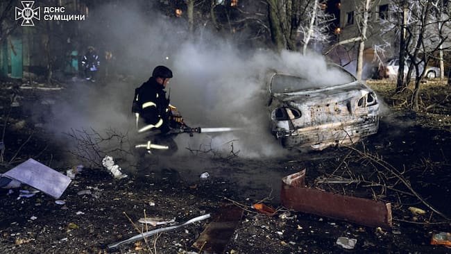 SUMY (UCRANIA), 18/11/2024.- Un misil balístico ruso con municiones de racimo alcanzó una zona residencial en Sumy, una ciudad del norte de Ucrania, dejando 11 muertos, entre ellos dos niños, y 84 heridos, según informaron las autoridades ucranianas el lunes. El impacto, ocurrido el domingo por la noche, destruyó 15 edificios, incluidos dos centros educativos. EFE/Servicio Estatal de Emergencia de Ucrania -SOLO USO EDITORIAL/SOLO DISPONIBLE PARA ILUSTRAR LA NOTICIA QUE ACOMPAÑA (CRÉDITO OBLIGATORIO)-