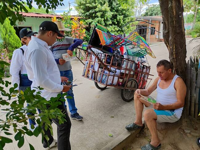 Visitando puerta a puerta a cada uno de los habitantes