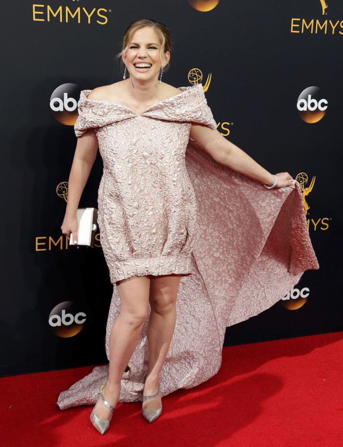 Anna Chlumsky optó por llevar un atuendo un poco inusual.