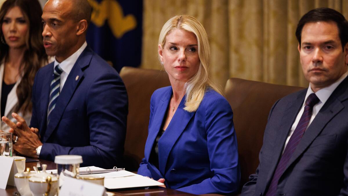Trump defiende a fiscal Bondi de ataques de su propio movimiento por caso Epstein