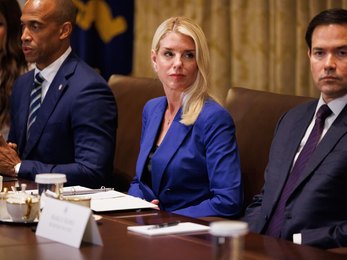 Trump defiende a fiscal Bondi de ataques de su propio movimiento por caso Epstein