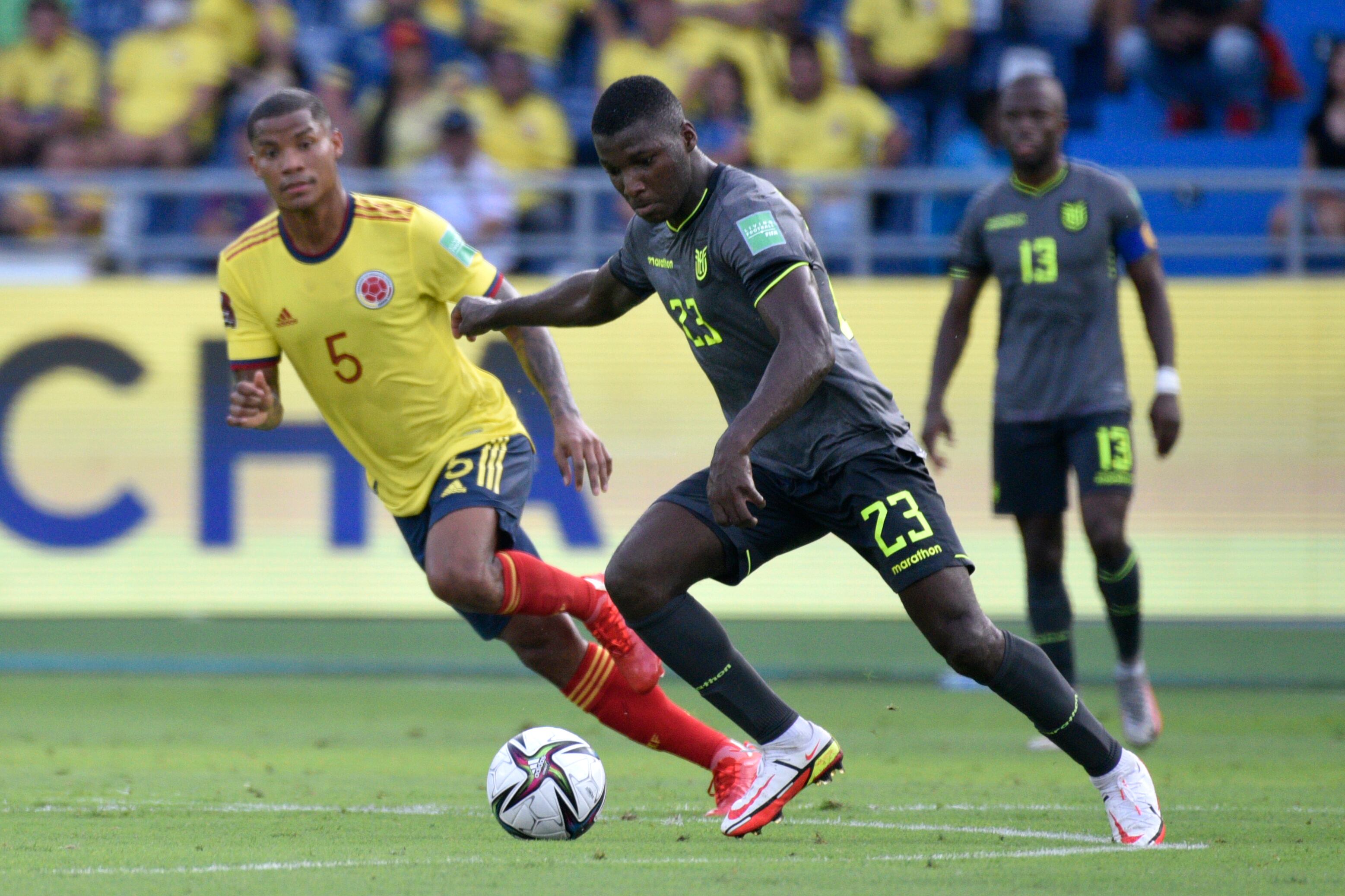 Wilmar Barrios y Moisés Caicedo en un duelo entre Colombia y Ecuador por las Eliminatorias. (Photo by Guillermo Legaria/Getty Images)
