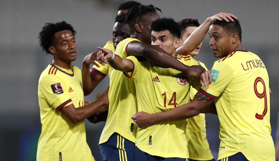 Los jugadores de la Selección festejan la anotación de Luis Díaz.