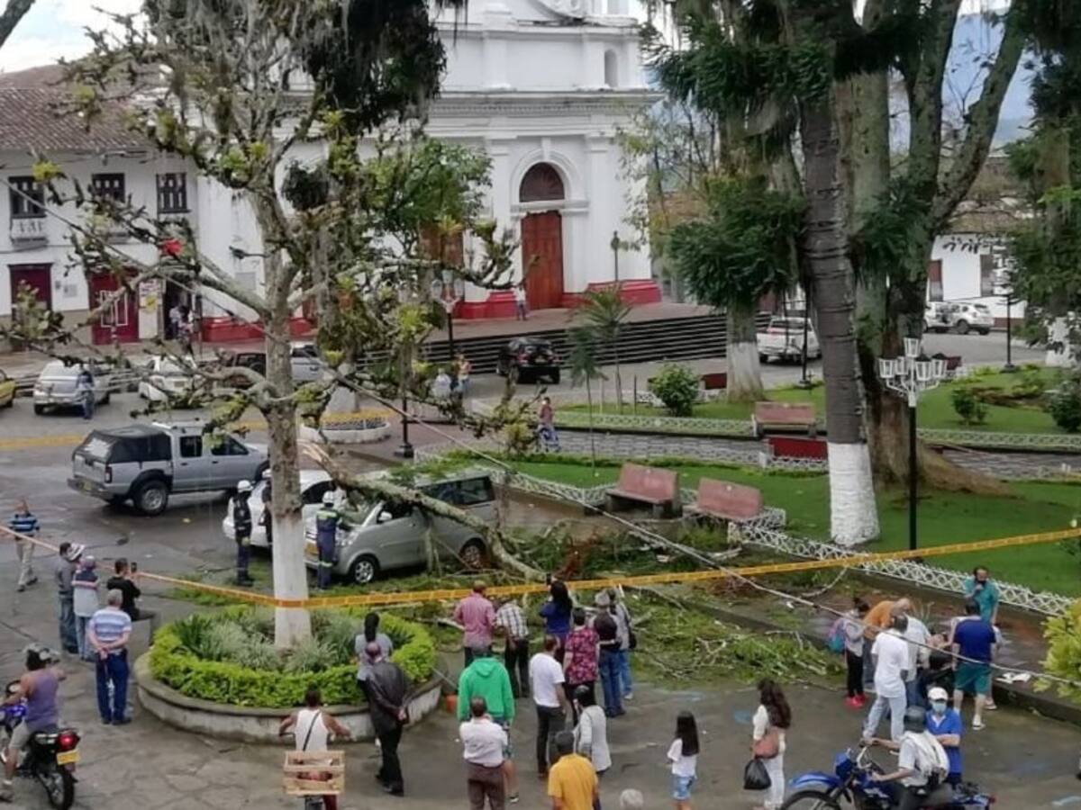 Emergencias por incendio en Pensilvania y fuertes lluvias en Salamina